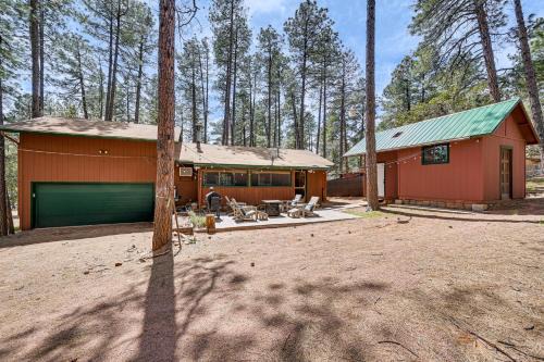 Forest Views & Fire Pit: Cozy Pine Cabin in Pine