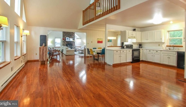 Four Season Getaway!!! Newly Renovated large home, Amenity filled community. in Bushkill