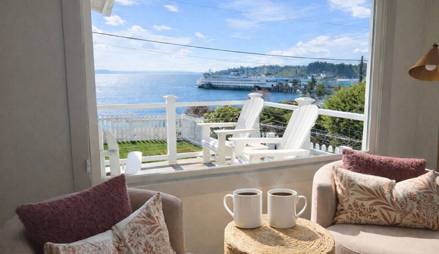 Front Row Waterfront Views— Steps to Beach, Town & Ferry in Kingston