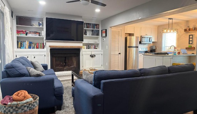 Full townhouse near Shem Creek & Downtown with Hot Tub in Charleston