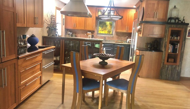 Fully decked out 4 Bdrm, relaxing backyard retreat. Minutes from Epic in Verona
