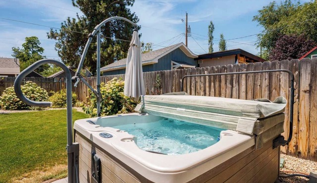 Fun-ViBe-Hot-Tub-Oasis, Walk to Downtown, Pets OK