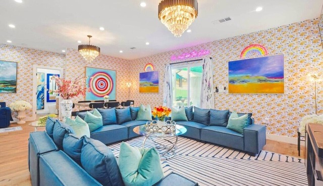 G. Luxe NoHo Family Home: 15m to Universal & Hollywood + Games + Parking in Los Angeles