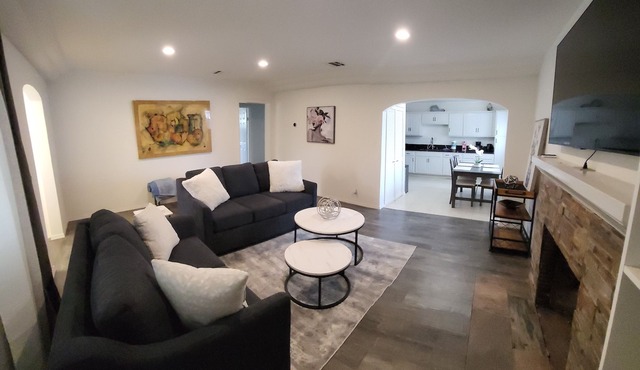 Gated Family Home in NOHO in Los Angeles