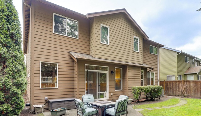 Gateway to Greater Seattle! Spacious, Modern Home