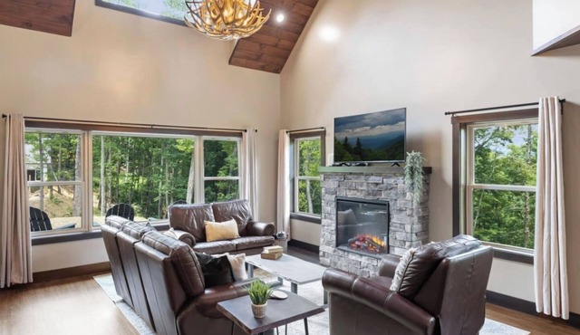 Gorgeous 4BR Cabin with Hot Tub!