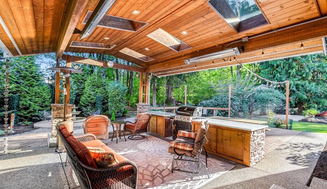 Gorgeous house with 2 gas fireplaces, grill, park-like yard & fast WiFi in Bothell