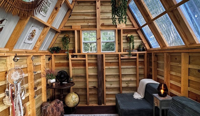Grass Campers whimsical 1 room Glamping Forest Hideaway Sugar Shanty near WEC in Reddick