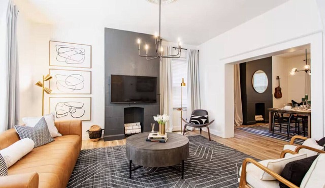 Group Friendly 4BR, 3 King Beds w/Parking! in Pittsburgh