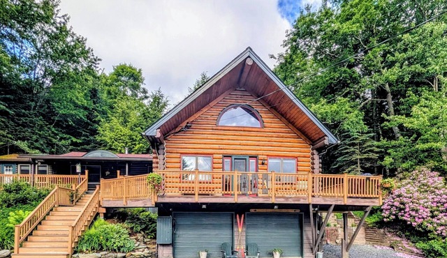 Handcrafted Log Cabin Walk to Lake Private Backyard w/Fire Pit Sleeps 8 in Warren