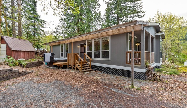 Hart Haus at Stevens Pass- spacious w/hot tub, EV charger, close to hikes! in Skykomish
