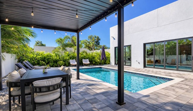 Heated saltwater pool near Siesta and Downtown