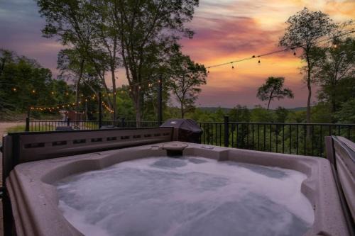Hidden Creek Hideaway, Hot Tub