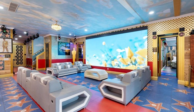 Hollywood Themed Mega Mansion/Sleeps 62!/Your own Lazy River/Firepit/