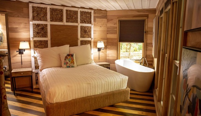 Honeymoon Loft Cabin - Soaking Tub & Fireplace - Walk to Mentone in Mentone