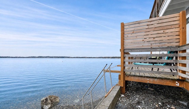 Hop off the steps onto the beach - a rare Birch Bay Find! Kayaks, full kitchen. in Blaine