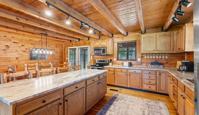 Hot Tub, Fire Pit, WiFi, EV Charger | Biggie cabin near Red River Gorge, KY! in Stanton