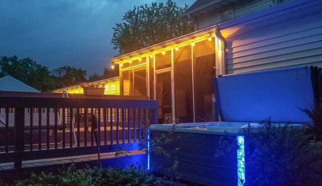 Hot Tub+Game Room-The Hangout XL in Mineral Point