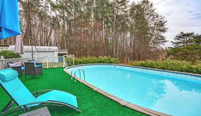 Hot Tub, Home Gym, Decks! Retreat 9 Mi to Mt Airy in Ararat