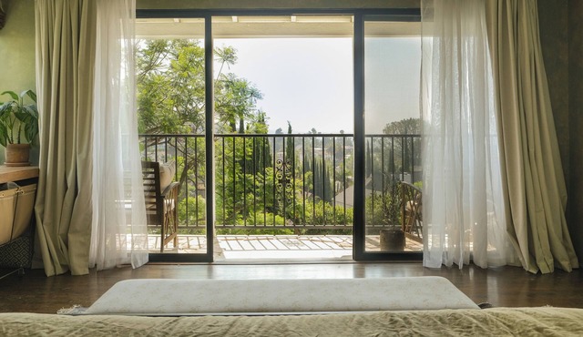 Italian Villa in the Hollywood Hills! VIEWS! HOT TUB!