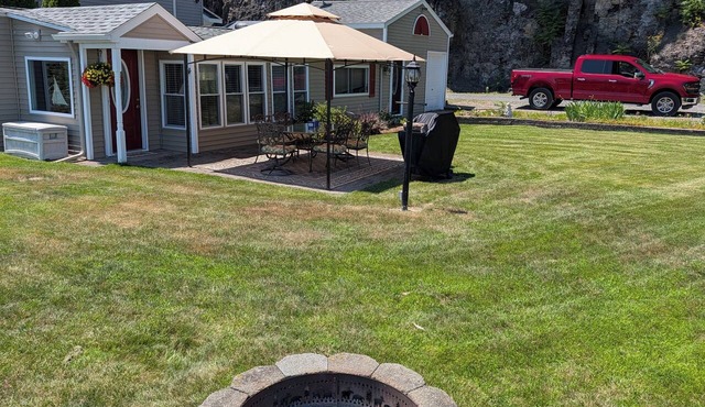 Just listed! Cozy 2-bedroom lakefront cottage on Seneca Lake in Dundee