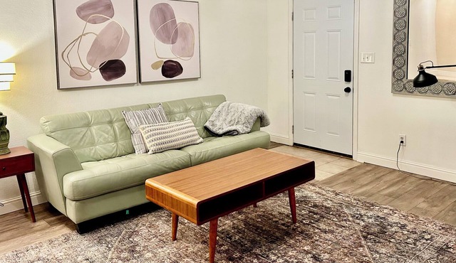 King Bed Retreat Private Patio Near Downtown