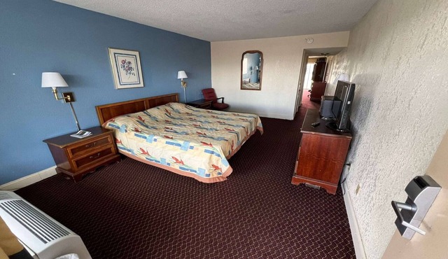 King Bed Smoking with Kitchenette in Milledgeville
