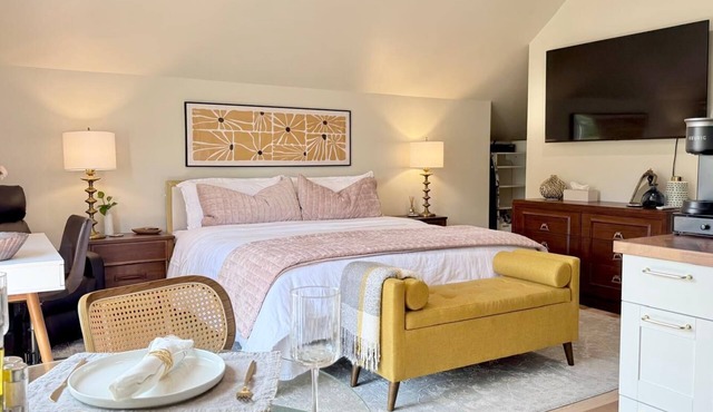 King Studio for Wedding Guests, Local Events, Family Visits & Work Stays in Lafayette