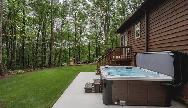 Knobby & Nice Retreat w/private hot tub, firepit, community pool in Claysburg