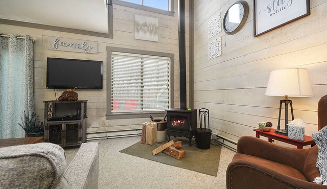 Kooser by Bliss Havens · Hot Tub, Sauna, Wood Stove & Jacuzzi at Hidden Valley in Somerset