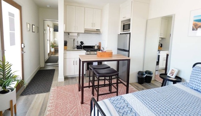 LA Modern Studio with Pool, BBQ Deck & Beaches in El Segundo