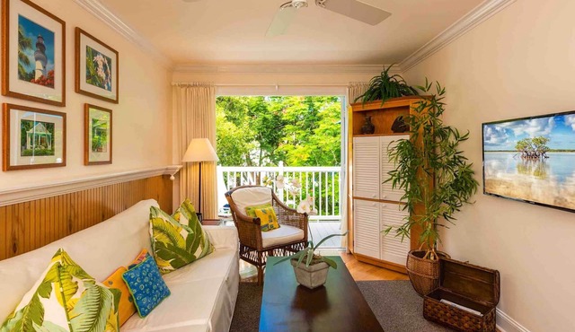 *LA PETITE PENTHOUSE* Elegant Condo & Pool + Last Key White Glove Service. in Key West