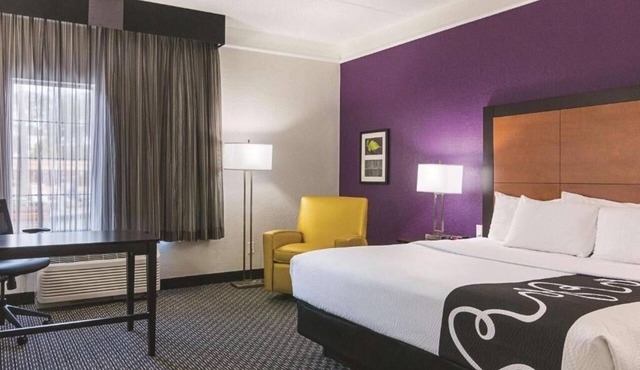 La Quinta Orlando | 1 King Bed | Free Shuttle & Breakfast | Onsite Pool | Gym