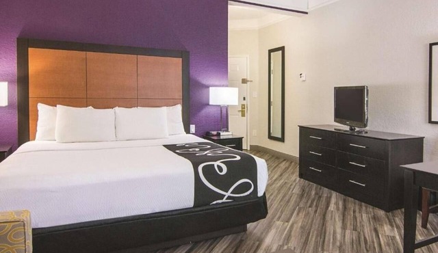 La Quinta Orlando | Executive King | Free Shuttle & Breakfast | Pool | Near MCO