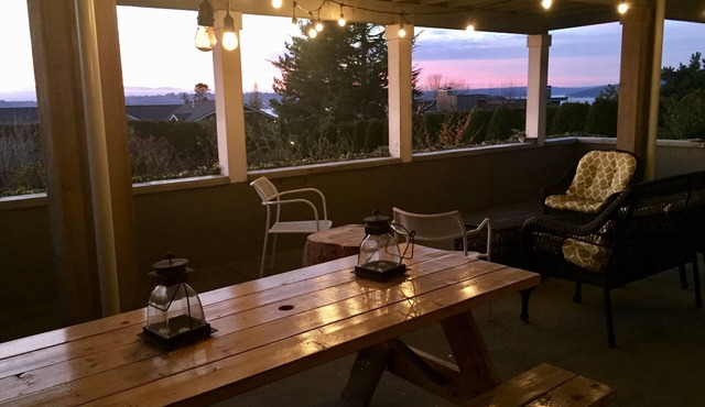Lake and Mountain Views - 2 Bedroom, 3/4 Bath in Kirkland
