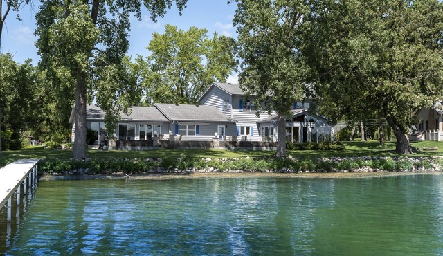 Lake Home - 3,500 sq ft - 20 min from Madison! in Cambridge