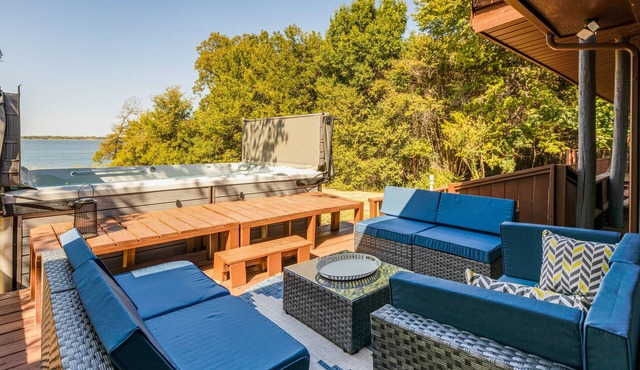 Lakefront Estate With 2 Kitchens Perfect for Events & Families in Nevada