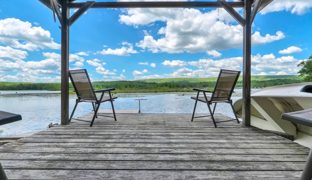 Lakefront, Private Dock, Boats, Hot Tub, Game Room, Fire Pit, Fireplace -Family Friendly in Lake Ariel