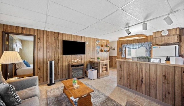 Lakefront Scenic Bay Floathome in Bayview