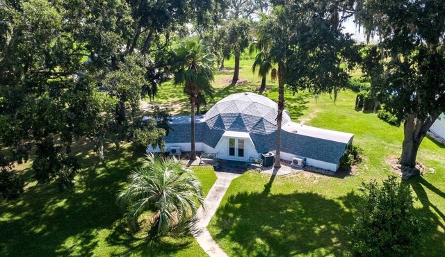 Lakefront Tiny House with Sunrise Deck & BBQ Area in Clemont, Florida in Clermont