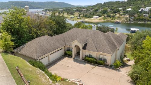 Lakefront with Dock on Lake Travis Fun near UT and ATX in Leander