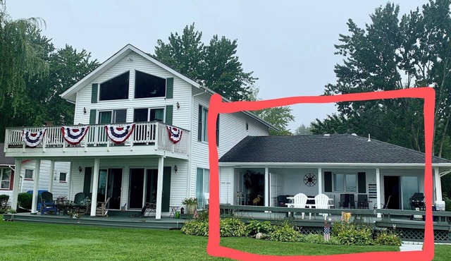Lakefront with Large Deck, just steps to the water in Stow