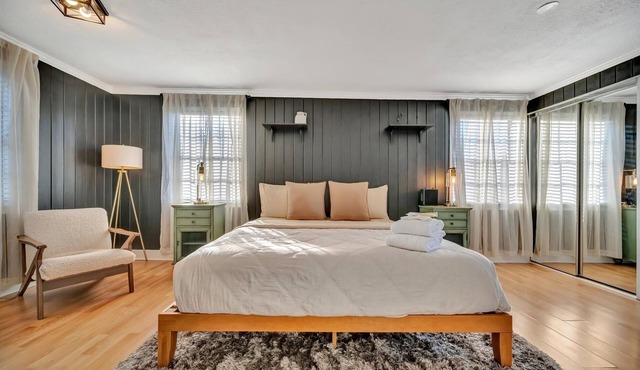 Large 4B Home near Hyde Park! Sleep 10 Guests!