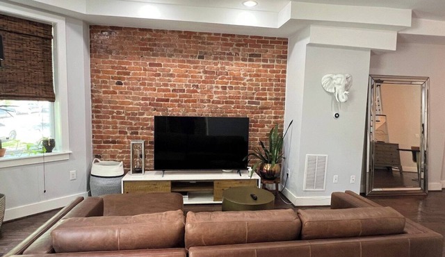Large DC Home for Families & Groups - Free Parking - Prime Location in Washington