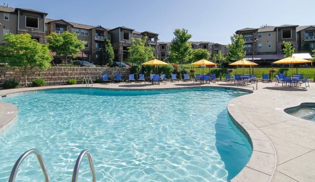 Large King Suite, Comfy Beds, Hot Tub, Gym, Wi-fi in South Jordan