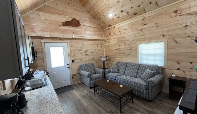 Lillie's Pad -Cozy 2-bedroom cabin- 20 miles from Natural Bridge in Beattyville. in Beattyville