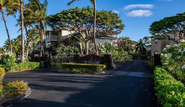 Lovely 2nd Floor Unit On Golf Course, Easy walk to Beach, Restaurants, Shopping