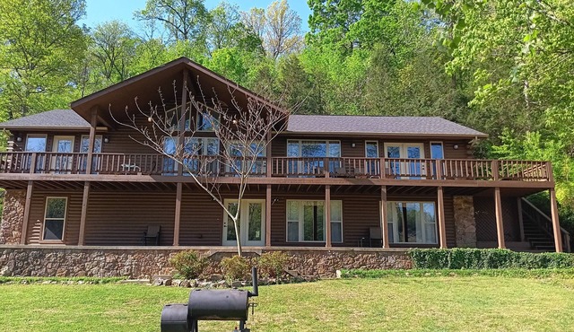 LOWEST FALL RATES ON WHITE RIVER W/2 SLIP COVERED BOAT DOCK! GREAT FISHING! in Flippin