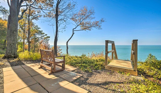 Luxe Waterfront Haven: Private Beach, Hot Tub in Benton Harbor