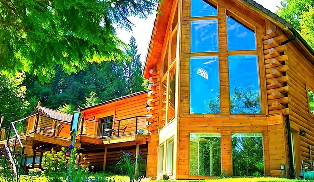 ⭐Luxurious Riverfront Log Home Estate @vacationloghome in North Bend